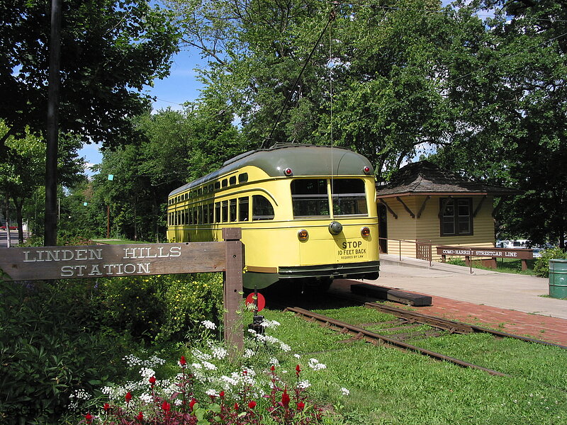 Photo of Como-Harriet Streetcar at Linden Hills Station(2976)