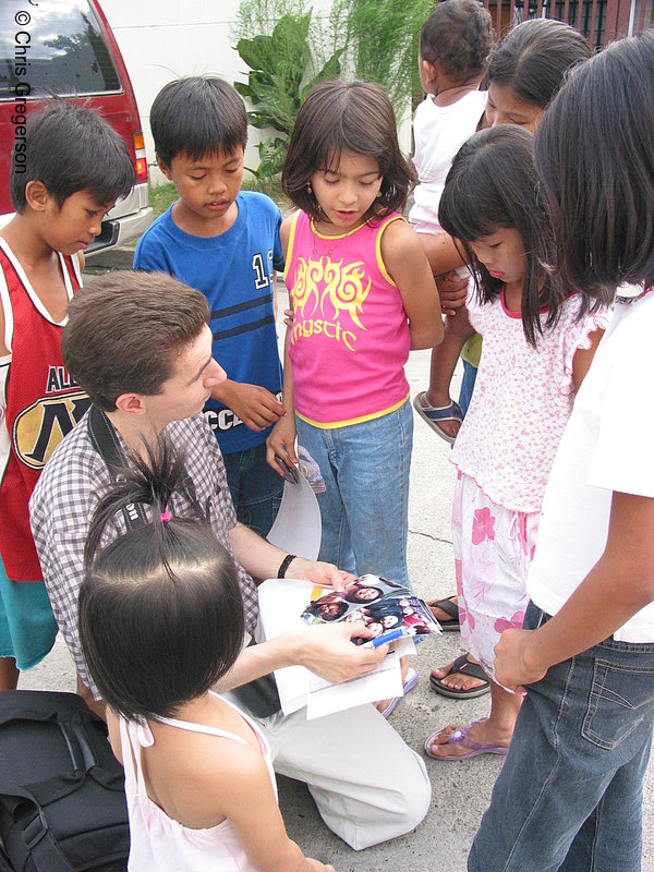 Photo of American Giving Photos to Filipino Children(4200)