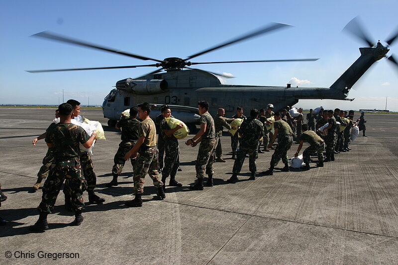 Photo of US Marines Loading Relief Supplies(4255)