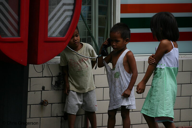 Photo of Street Kids Playing with Pay Phone, Manila(4428)