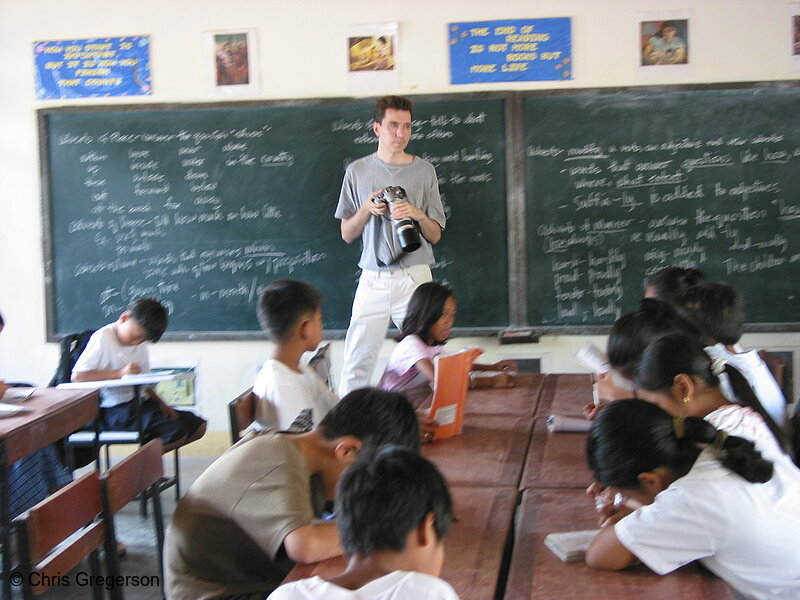Photo of American(Kano) Photographer in a Filipino Classroom(4925)