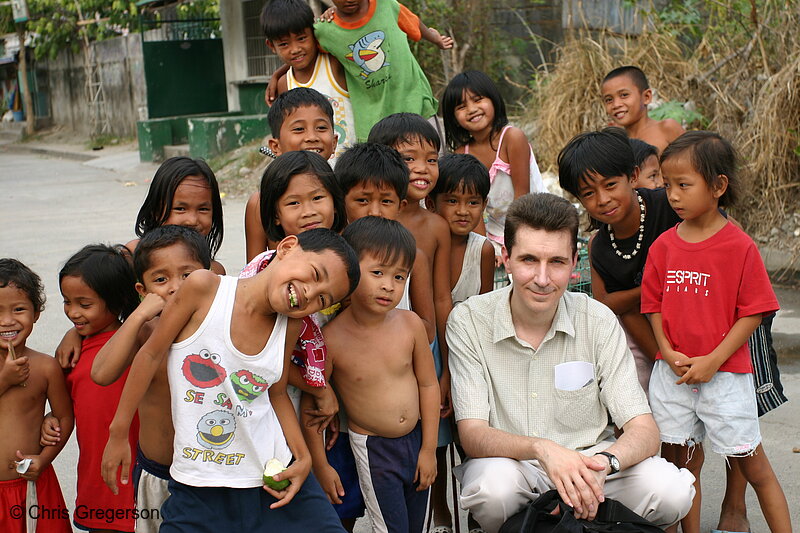 Photo of American Posing with Filipino Kids in His Neighborhood(5916)