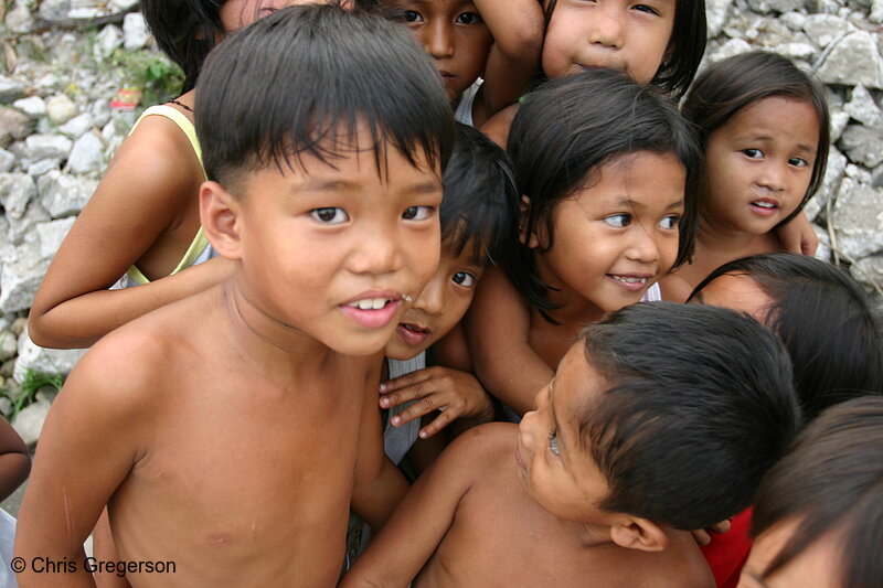Photo of Filipino kids huddling in Angeles City, Pampanga(5918)