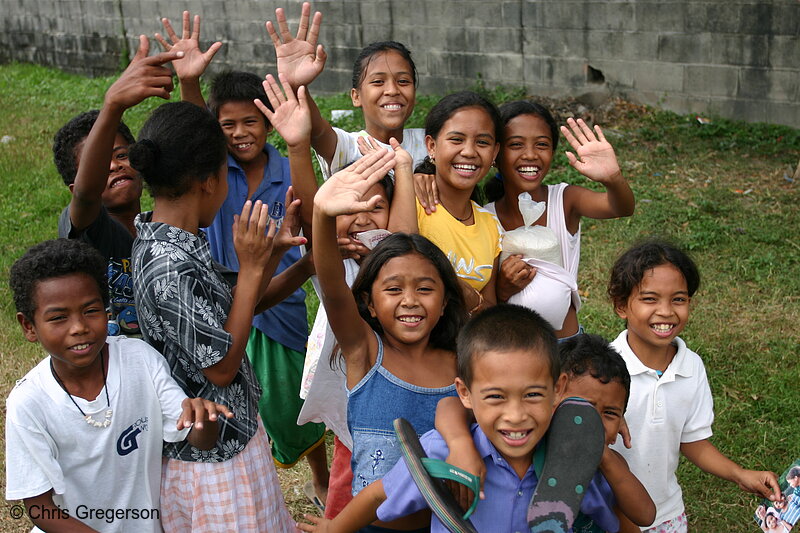 Photo of Aeta Kids Waving Goodbye in Angeles, Pampanga(5980)