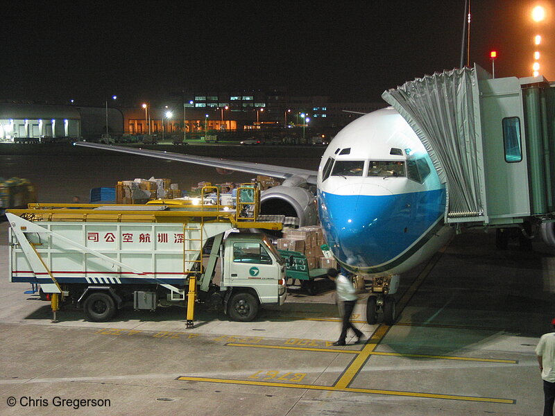 Photo of Airplane at Skyway at the Shenzhen Airport(6168)