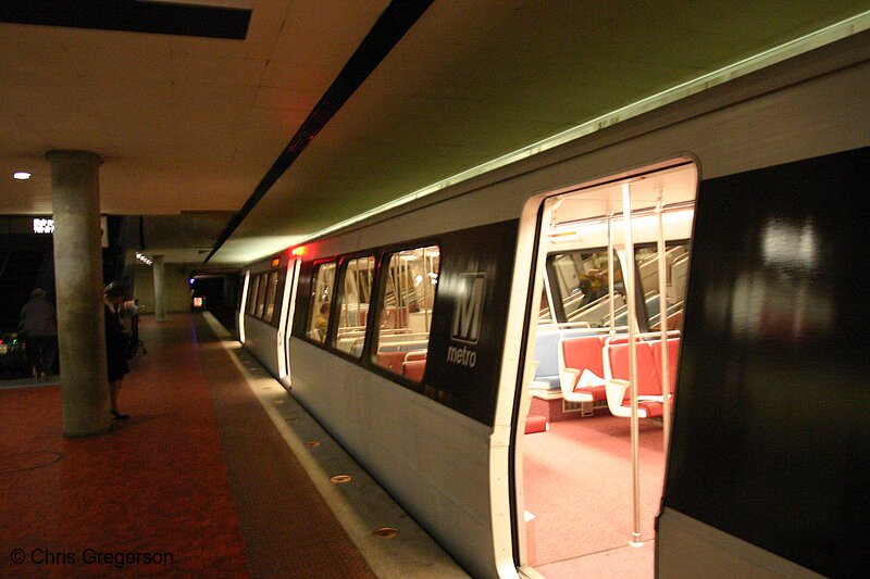 Photo of Washington, D.C. Metrorail Train at a Subway Station(6194)