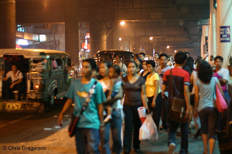 Photo of Commuters Waiting for Jeepneys in Cubao, Manila(6876)