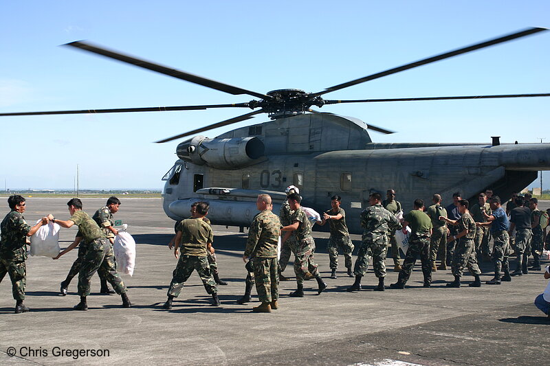 Photo of US and Philippine Soldiers Loading Helicopter with Relief Supplies(7561)